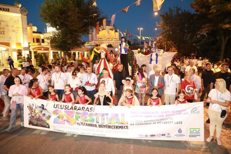64 ülkenin geleneksel kıyafetleri ile katıldıkları kortej Rio Karnavalını aratmadı
