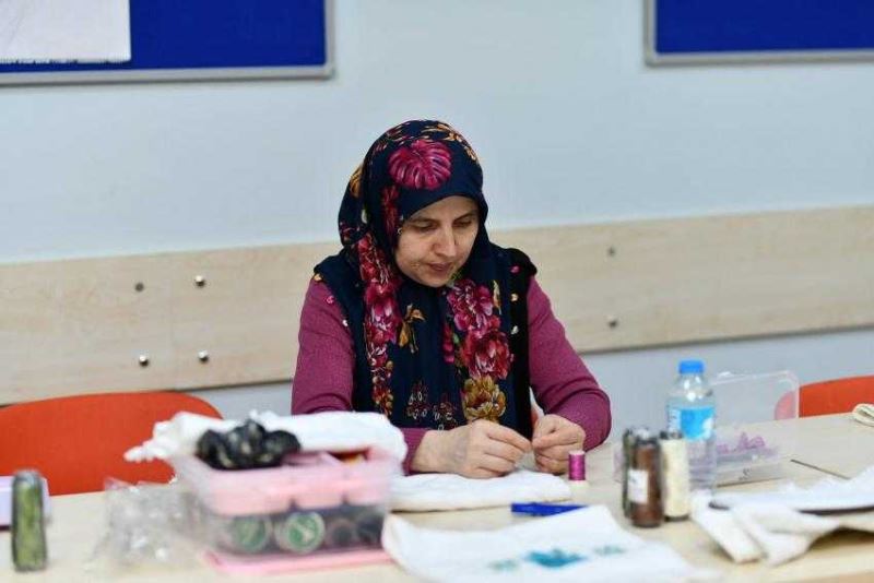 ESENYURT BELEDİYESİ’NDEN KADINLARA ÜCRETSİZ İĞNE OYASI KURSU