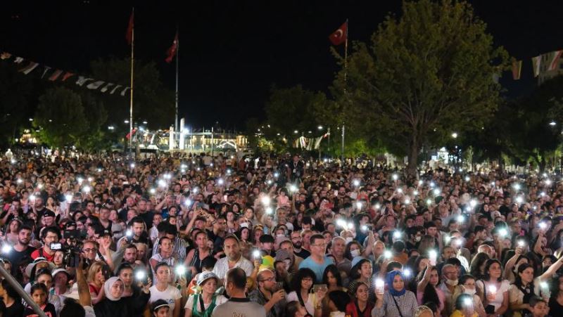 Yeni Türkü Konseri’nde ışıklar İlhan İrem için söndü