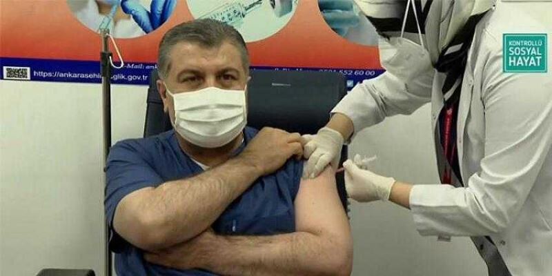 FAHRETTİN KOCA CORONAVAC AŞISINI YAPTIRAN İLK KİŞİ OLDU!