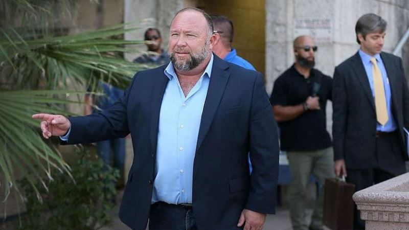 Komplo teorisi ortaya atan adama rekor ceza