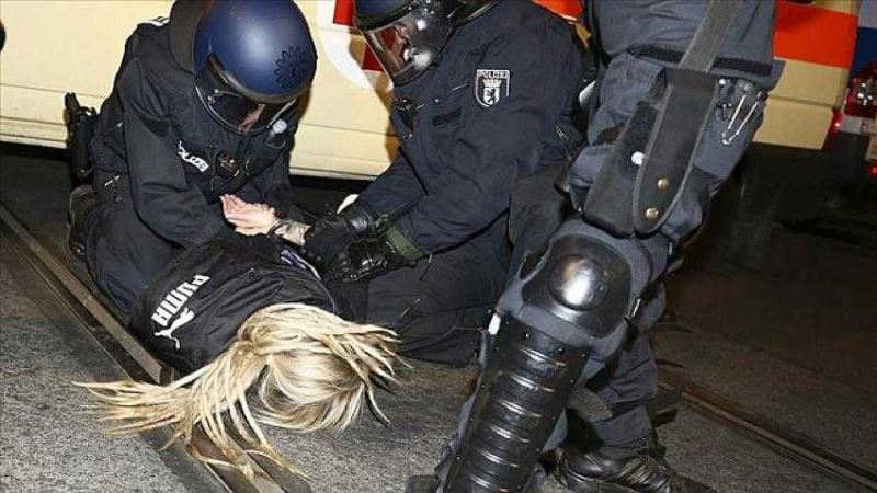 Almanya’da Covid-19 önlemleri protesto edildi