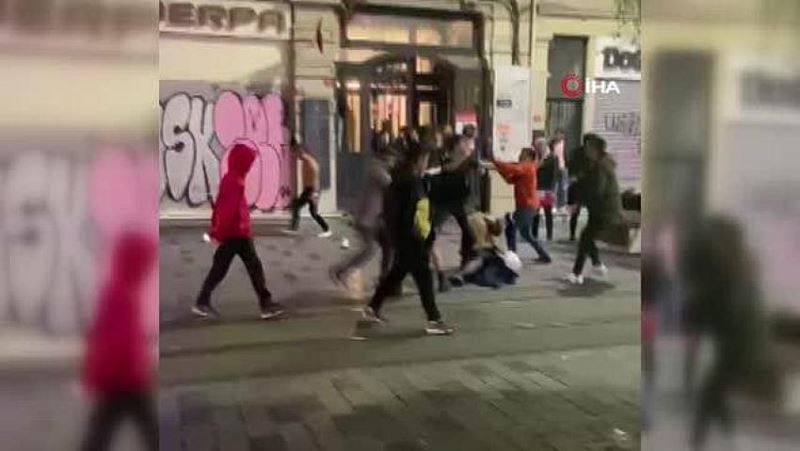 İstiklal Caddesi karıştı: Tekme-tokat birbirlerine girdiler